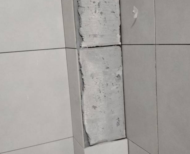 潮州瓷砖空鼓维修公司分享下瓷砖施工前基层浇水润湿程度不足，可能导致以下问题
